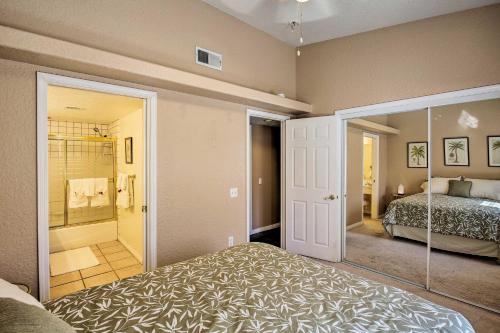 Voodi või voodid majutusasutuse PoolandSpa, Theater Room and Views Palm Desert Home! toas
