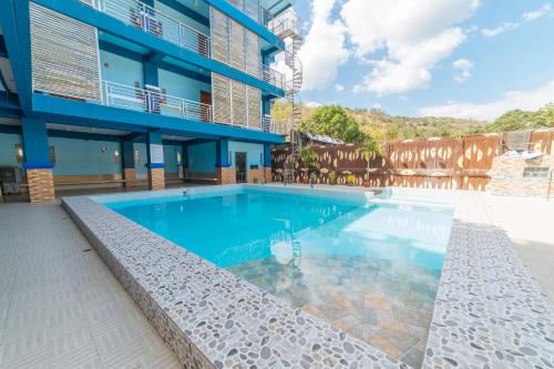 Bazén v ubytování RedDoorz Premium @ Casa Ghilda Resort Olongapo City nebo v jeho okolí