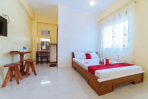 Un pat sau paturi într-o cameră la RedDoorz Premium @ Casa Ghilda Resort Olongapo City