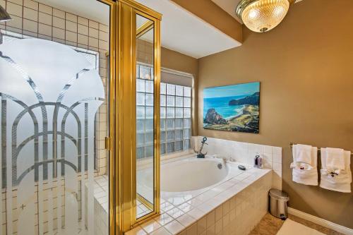 Vannituba majutusasutuses PoolandSpa, Theater Room and Views Palm Desert Home!