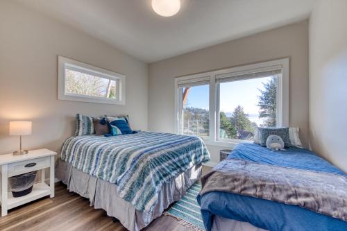 a bedroom with two beds and a window at Oceanside Overlook in Oceanside