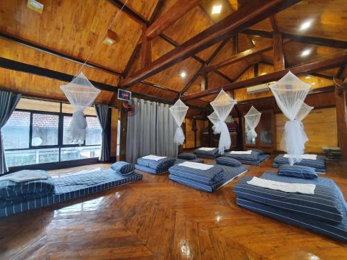 Pokój z kilkoma łóżkami w obiekcie Ben's Home w mieście Mai Châu