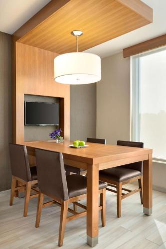Televisyen dan/atau pusat hiburan di Hyatt Place Vacaville