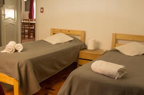 - 2 lits avec serviettes dans une chambre dans l'établissement Departamento céntrico en el corazón de la ciudad de Mendoza, à Mendoza