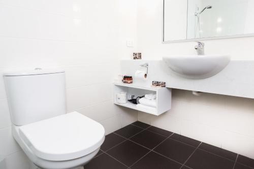 Kylpyhuone majoituspaikassa St Ives Apartments