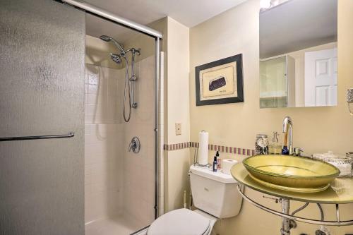 ein Bad mit einem Waschbecken, einem WC und einer Dusche in der Unterkunft Charming Boston Area Home Less Than 1 Mi to Revere Beach! in Revere