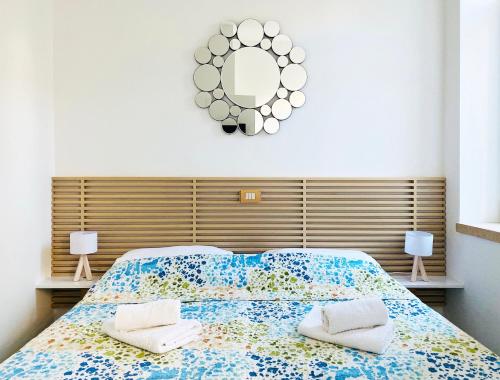 1 dormitorio con 1 cama con espejo en la pared en En-suite Iris on Rokova Street - 5 min Walk to the Old Town of Split, en Split