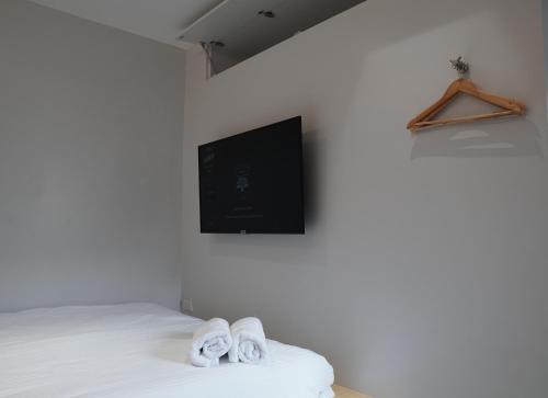 TV a/nebo společenská místnost v ubytování Radlett Residences Hotel - Tuguegarao