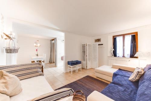 een woonkamer met een blauwe bank en een tafel bij civico42 in Rimini