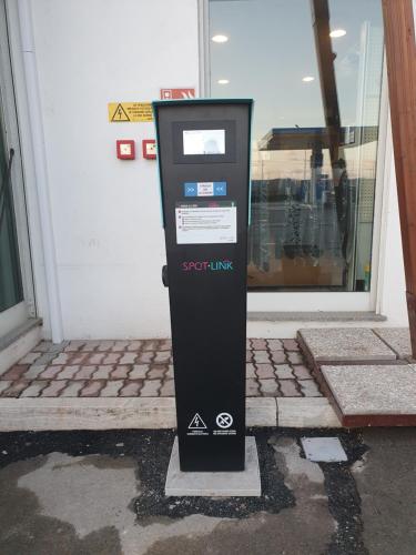 a parking meter sitting in front of a building at Hotel Fondovalle in Città della Pieve