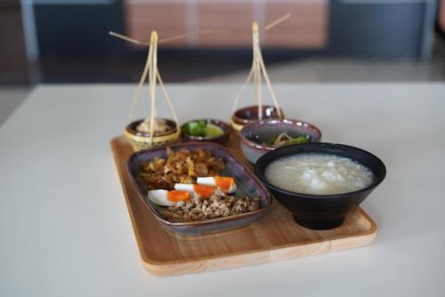 ホテルの敷地内または近くでの食事または食べ物
