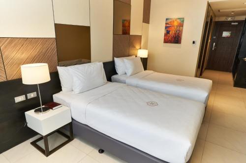 سرير أو أسرّة في غرفة في Summit Hotel Tacloban