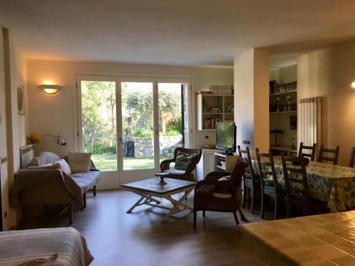 ein Wohnzimmer mit einem Sofa und einem Tisch in der Unterkunft La casa di Fedra in Imperia