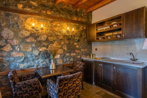 Cucina o angolo cottura di ROUGA Mountain Boutique Suites & Spa