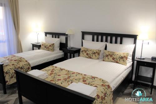 Łóżko lub łóżka w pokoju w obiekcie HOTEL ARKA
