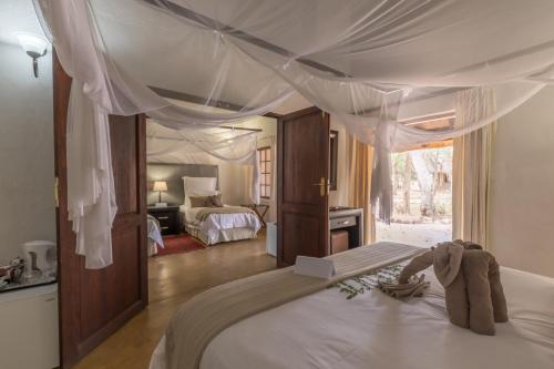 Ein Bett oder Betten in einem Zimmer der Unterkunft Karongwe- Shiduli Safari Lodge