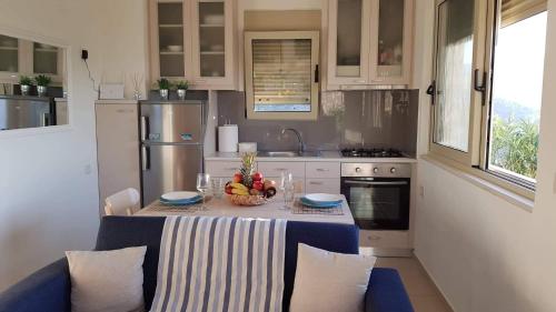 - une cuisine avec une table et un bol de fruits dans l'établissement Marina Deluxe Apartments, à Istron