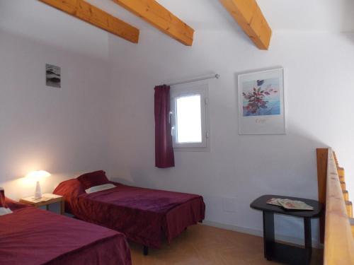 une chambre avec deux lits et une fenêtre dans l'établissement LES AMANDINES, au Cap d'Agde