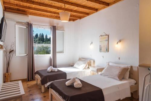 A bed or beds in a room at Three Seasons