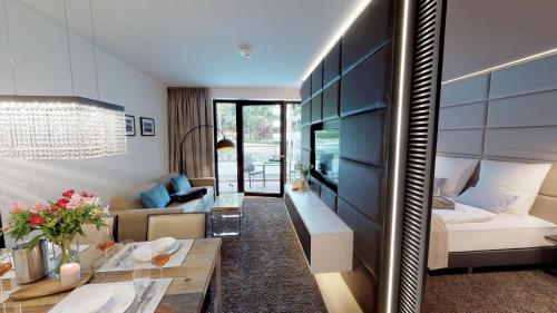 ein Wohnzimmer mit einem Sofa und einem Tisch in der Unterkunft White Pearl Apartment 0.09 in Timmendorfer Strand