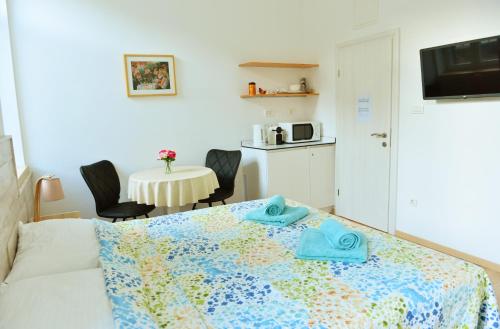 En-suite Rose on Rokova Street - 5 min Walk to the Old Town of Split