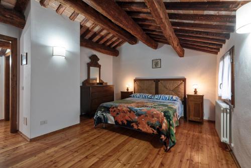a bedroom with a bed and a wooden ceiling at Country house pisani 120SQM in Pernumia