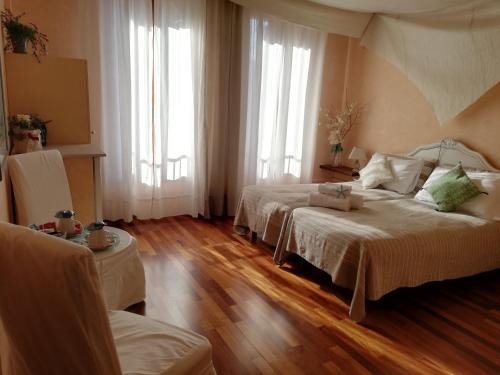 a room with a bed, a chair, and a window at Il Veliero Romantico in Venice