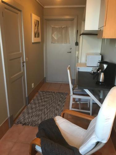 een woonkamer met een tafel en 2 stoelen bij Broby Bed & Breakfast entréplan in Nyköping