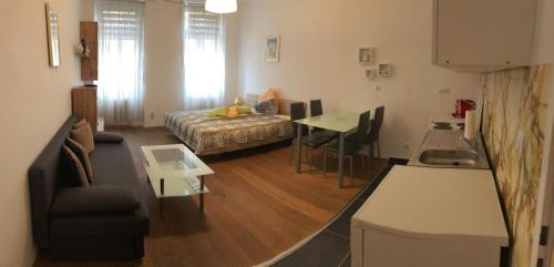 ウィーンにあるGreen apartmentのリビングルーム(ソファ、テーブル付)