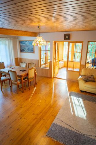 Una sala de estar con una mesa y sillas y un sofá. en Tahkuna Puhkekeskus, en Hiiumaa