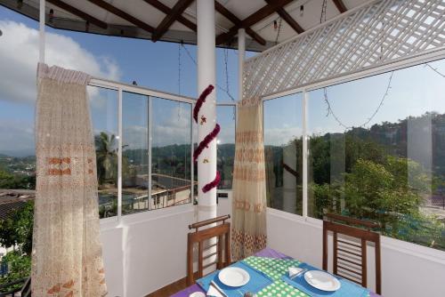 A balcony or terrace at Kandyan White Holiday Homes