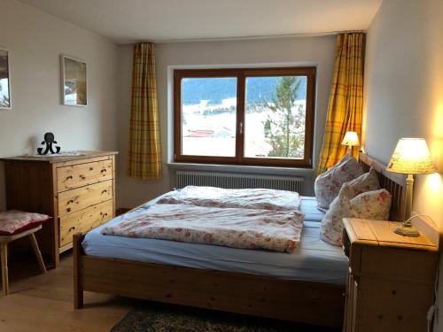 1 dormitorio con cama y ventana en Ferienhaus Sonnleiten en Walchsee