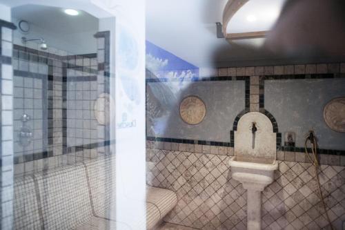 a bathroom with a toilet and a shower at Hotel Alpenhof in Ultimo