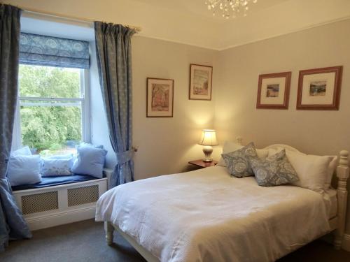 sypialnia z łóżkiem i oknem w obiekcie Riverbank House Bed and Breakfast Innishannon w mieście Inishannon