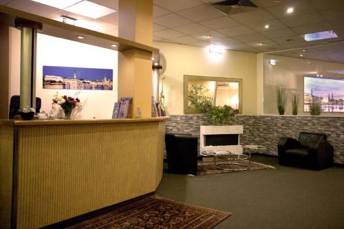 a lobby with a waiting area with a waiting room at Cabo Nonsmoking-Hotel  in Hamburg