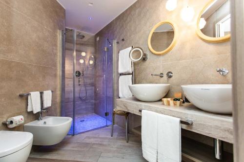 bagno con 2 lavandini e doccia di Hotel Abano Verdi ad Abano Terme