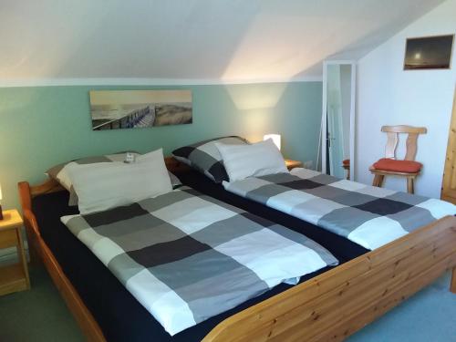 ペルヴォルムにあるApartment Radmokerhuusのベッド2台が隣同士に設置された部屋です。