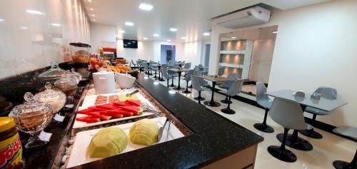 a buffet line in a restaurant with food on display at Hotel Gemeos in São Mateus