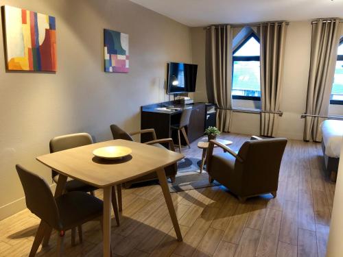 a room with a table and chairs and a dining room at Le Côté Vert in Waterloo