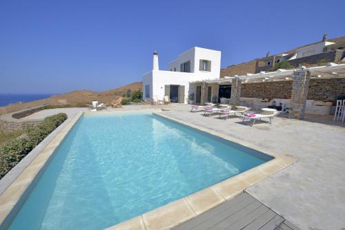 Πισίνα στο ή κοντά στο Spectacular sunset view villa at Melissaki