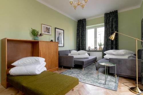uma sala de estar com um sofá e uma sala de estar com em Hala Mirowska Stylish Apartment em Varsóvia
