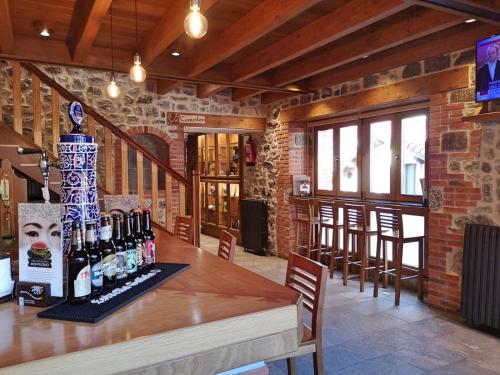un bar con botellas de vino en una mesa en Hotel Rural Peña Castil, en Sotres