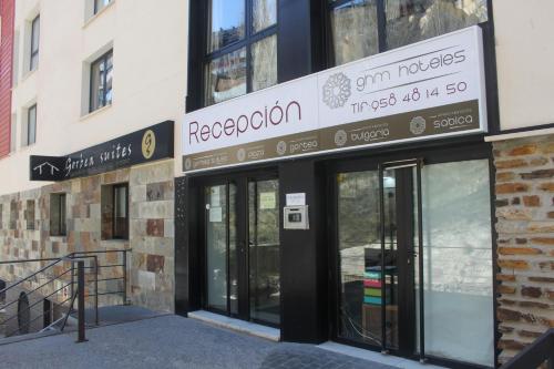 una tienda frente a un edificio con puertas de cristal en Apartamentos Gorbea Suites, en Sierra Nevada