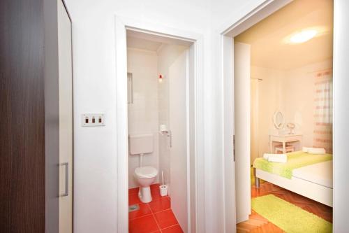 ein weißes Badezimmer mit Toilette und Waschbecken in der Unterkunft Apartment Danica in Makarska