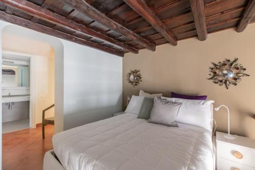 iFlat Pantheon Historic Two-Story Apartment