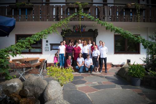 a group of people standing in front of a house at Landgasthof Brunnenwirt Zum Meenzer in Fischbachtal
