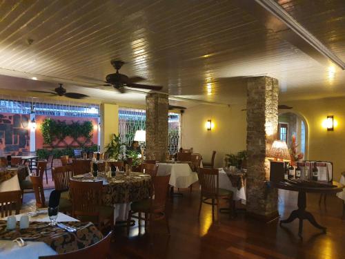 Restaurace v ubytování Cara Lodge Hotel