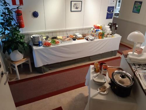 uma mesa de buffet com comida numa sala em Matkakoti, Motel Kieppi Kuhmo em Kuhmo