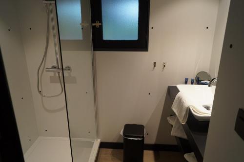 Bilik mandi di Tropical Hotel