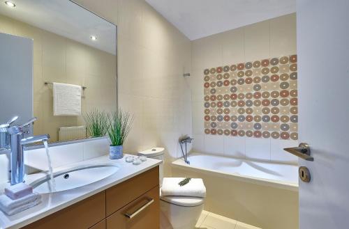 Ванна кімната в Spacious Mint Luxury Villa access to Private Beach